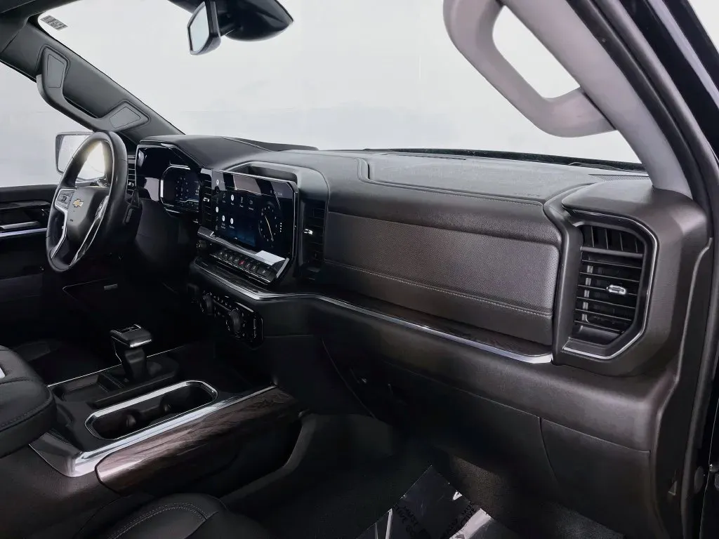 Chevrolet Silverado photo 32