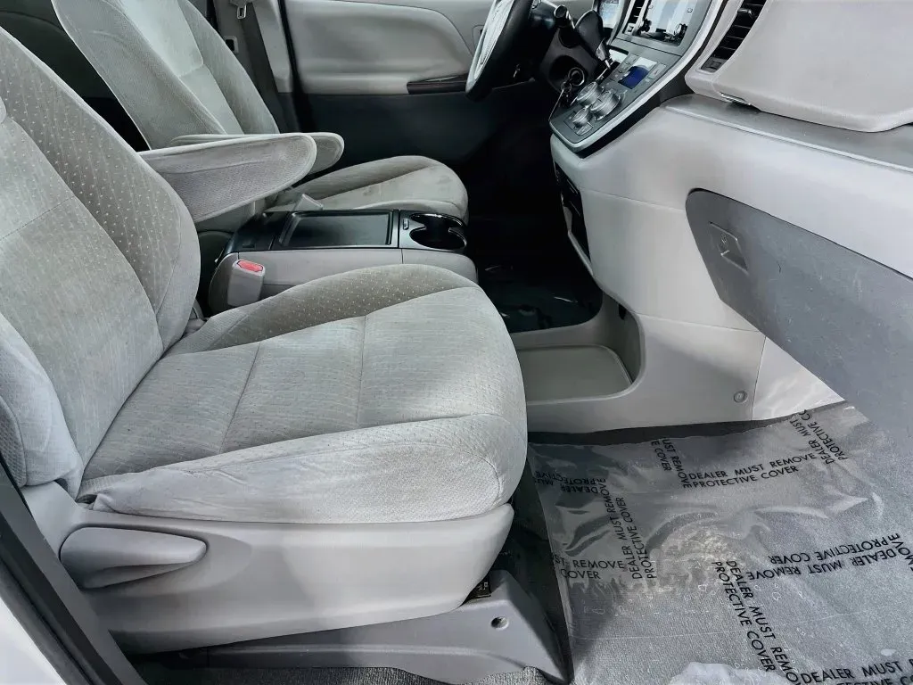 Toyota Sienna photo 26
