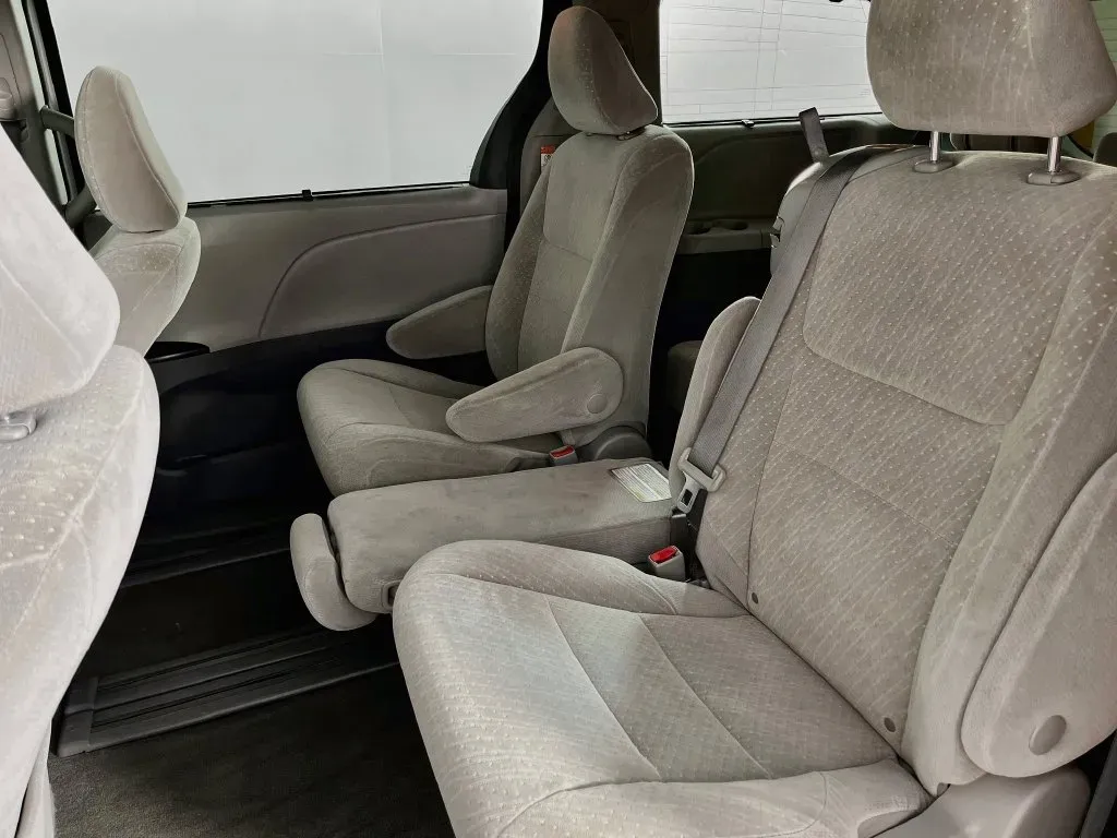Toyota Sienna photo 23