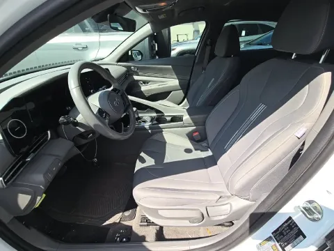 More photos of 2021 Hyundai Elantra SEL at Clement Supercenter, MO