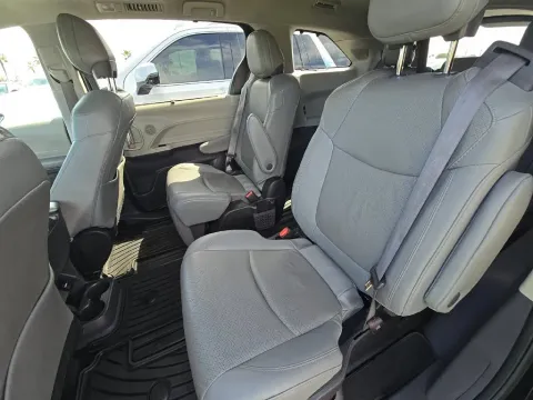 More photos of 2022 Toyota Sienna Limited at Clement Supercenter, MO