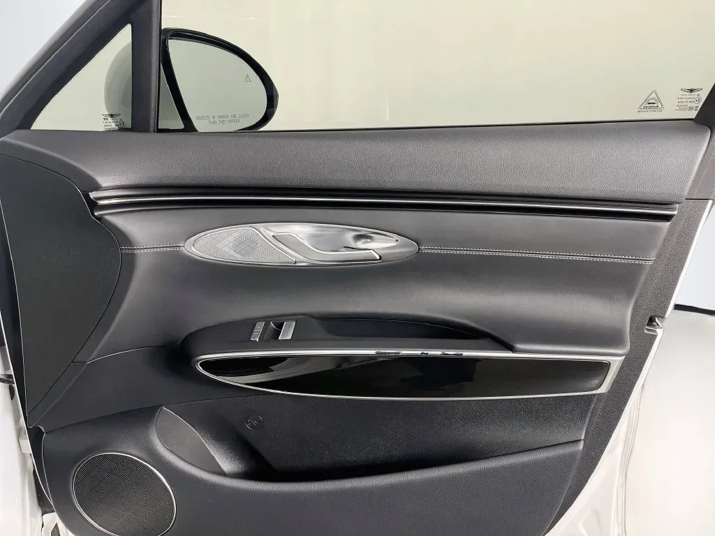 Genesis GV70 photo 32