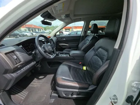 More photos of 2023 Nissan Pathfinder Platinum at Clement Supercenter, MO