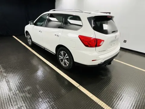 More photos of 2019 Nissan Pathfinder SL at Hobart Auto Sales, IN