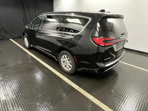 More photos of 2023 Chrysler Pacifica Touring L at Hobart Auto Sales, IN