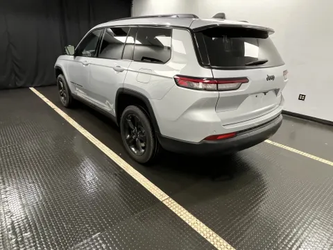 More photos of 2023 Jeep GRAND CHEROKEE at Hobart Auto Sales, IN