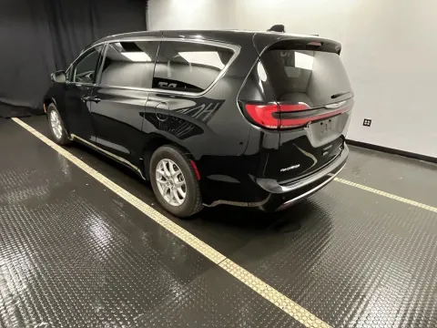 More photos of 2023 Chrysler Pacifica Touring L at Hobart Auto Sales, IN