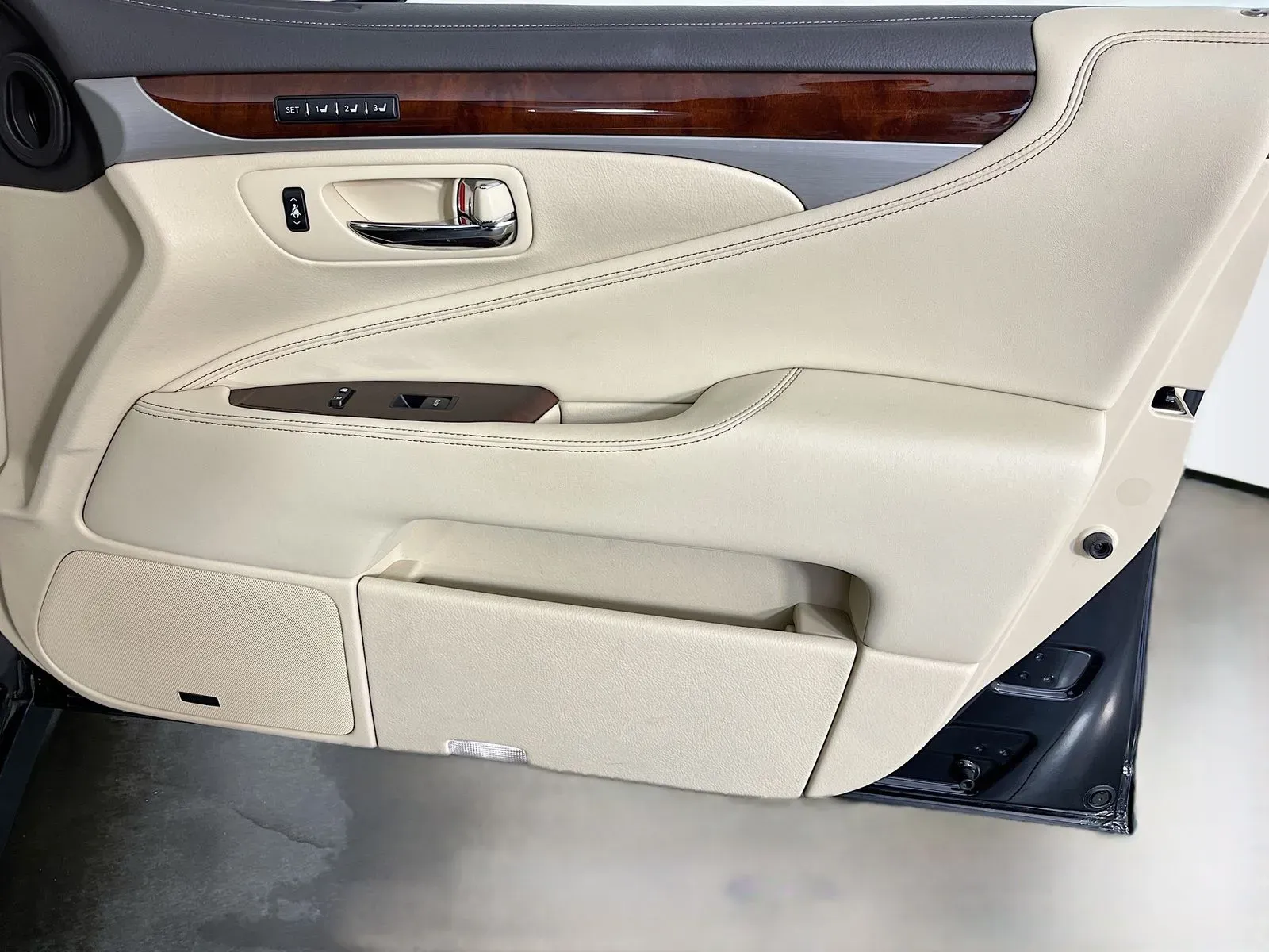 Lexus LS photo 38