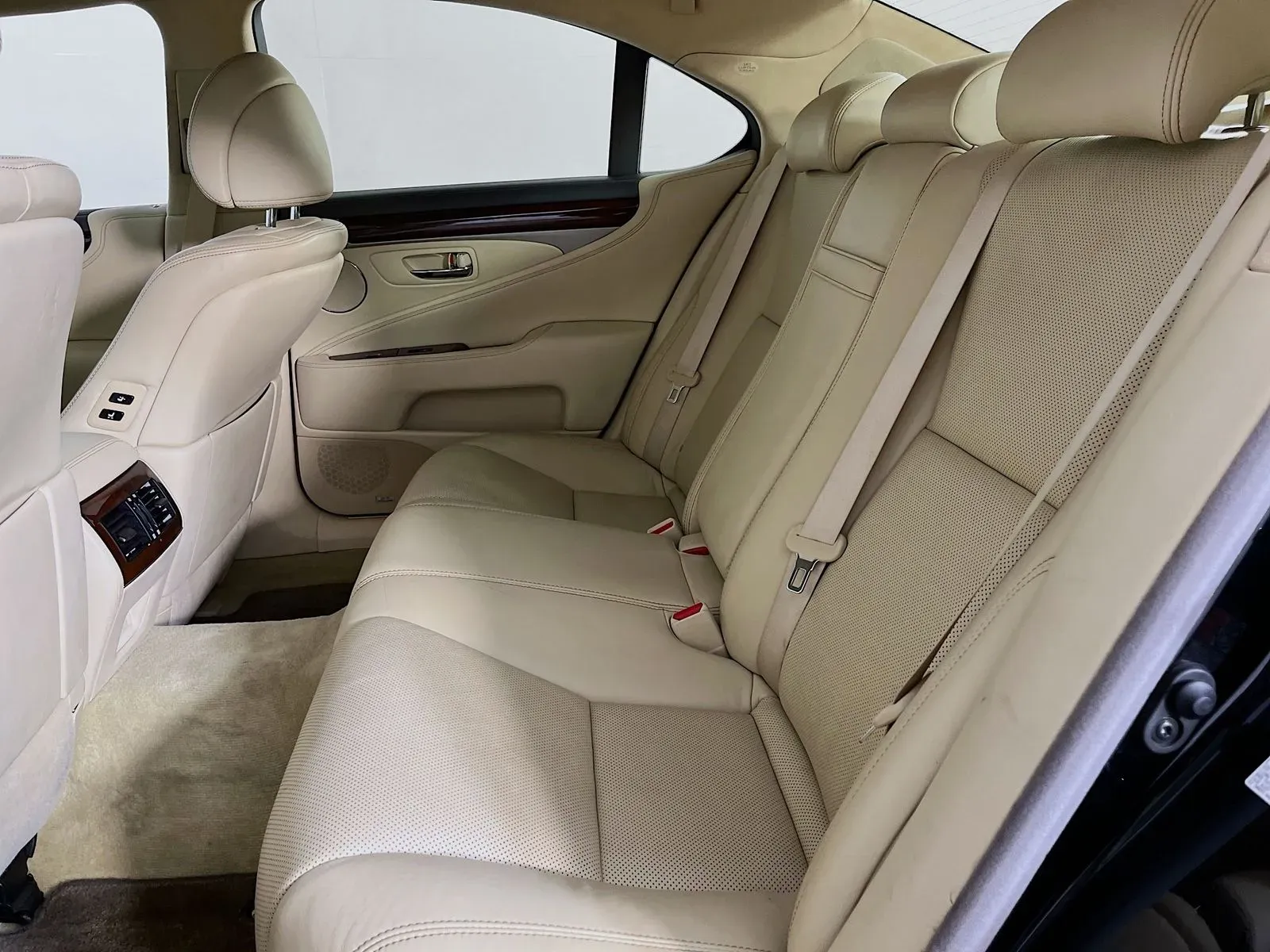 Lexus LS photo 32