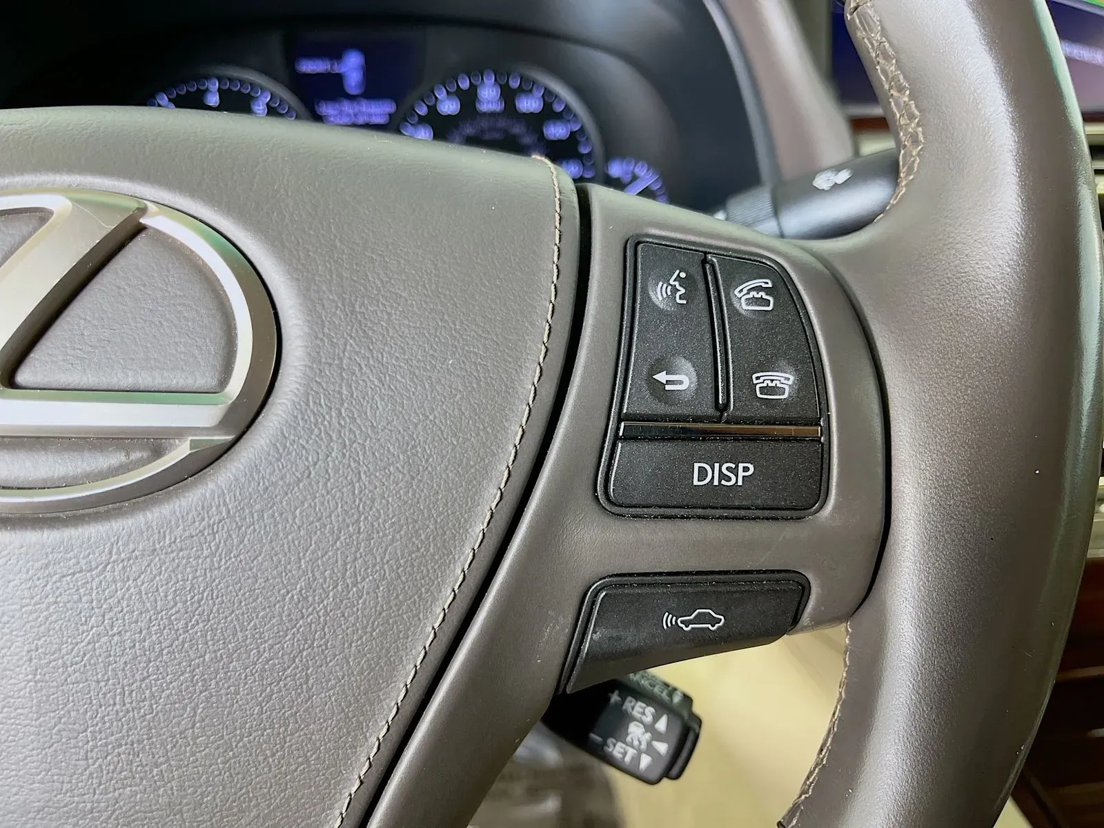 Lexus LS photo 15