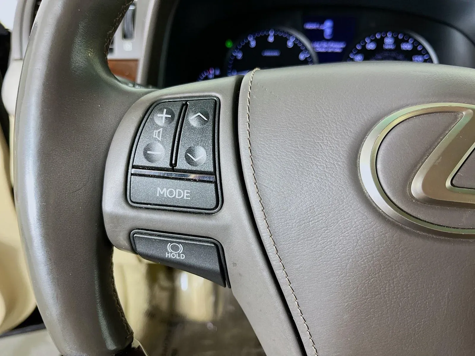 Lexus LS photo 14
