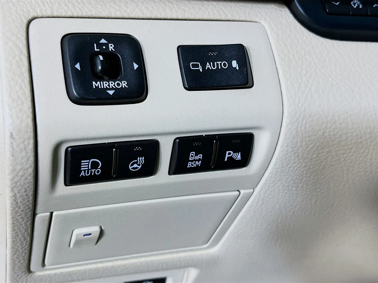Lexus LS photo 12