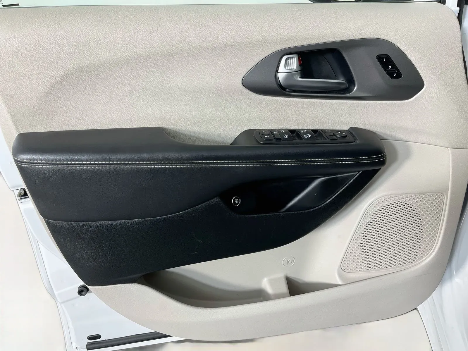 Chrysler Pacifica photo 26