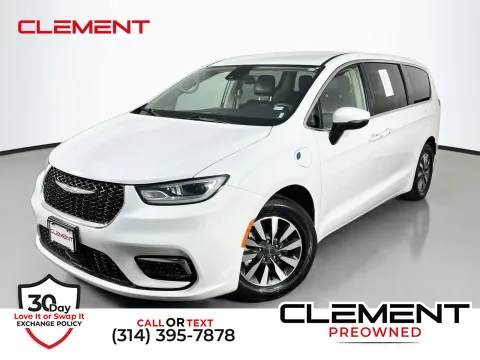 White 2023 Chrysler Pacifica Hybrid Touring L for sale in Florissant, MO