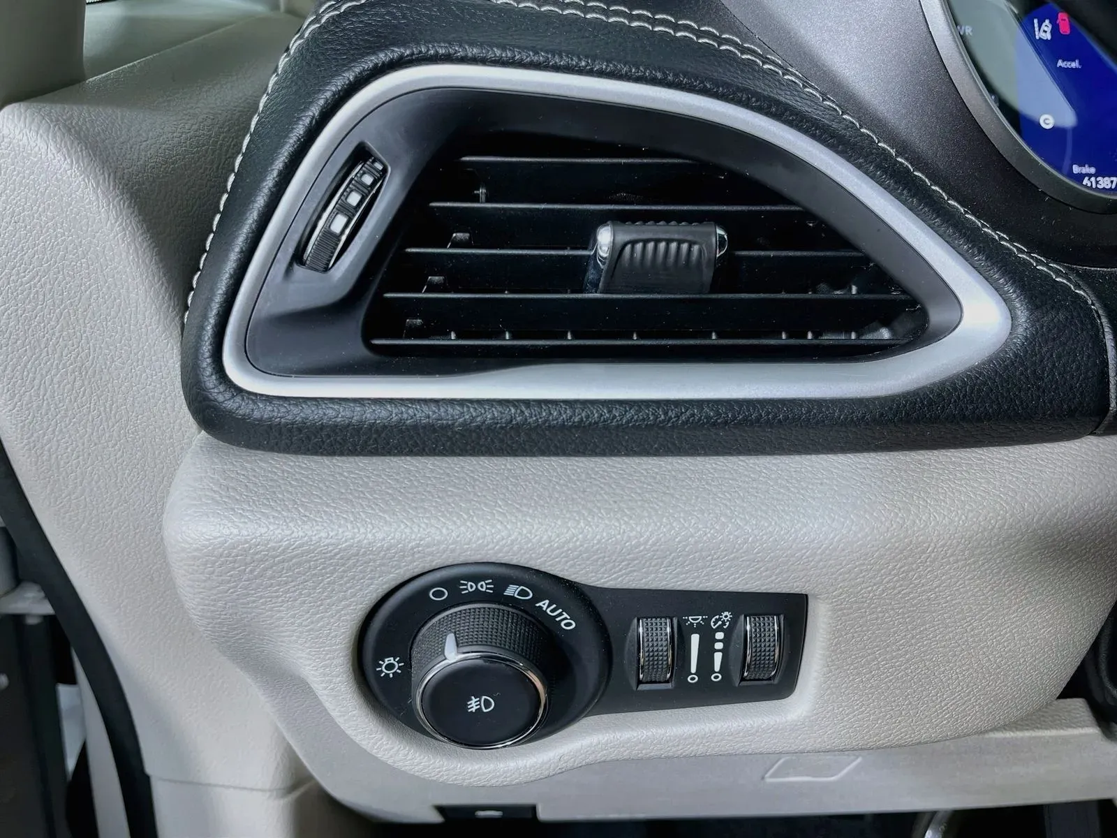 Chrysler Pacifica photo 13