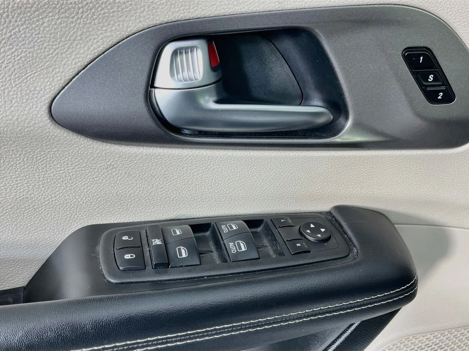 Chrysler Pacifica photo 25
