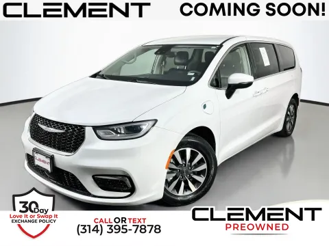 White 2023 Chrysler Pacifica Hybrid Touring L for sale in Florissant, MO