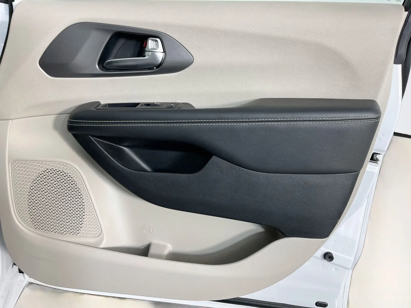 Chrysler Pacifica photo 36