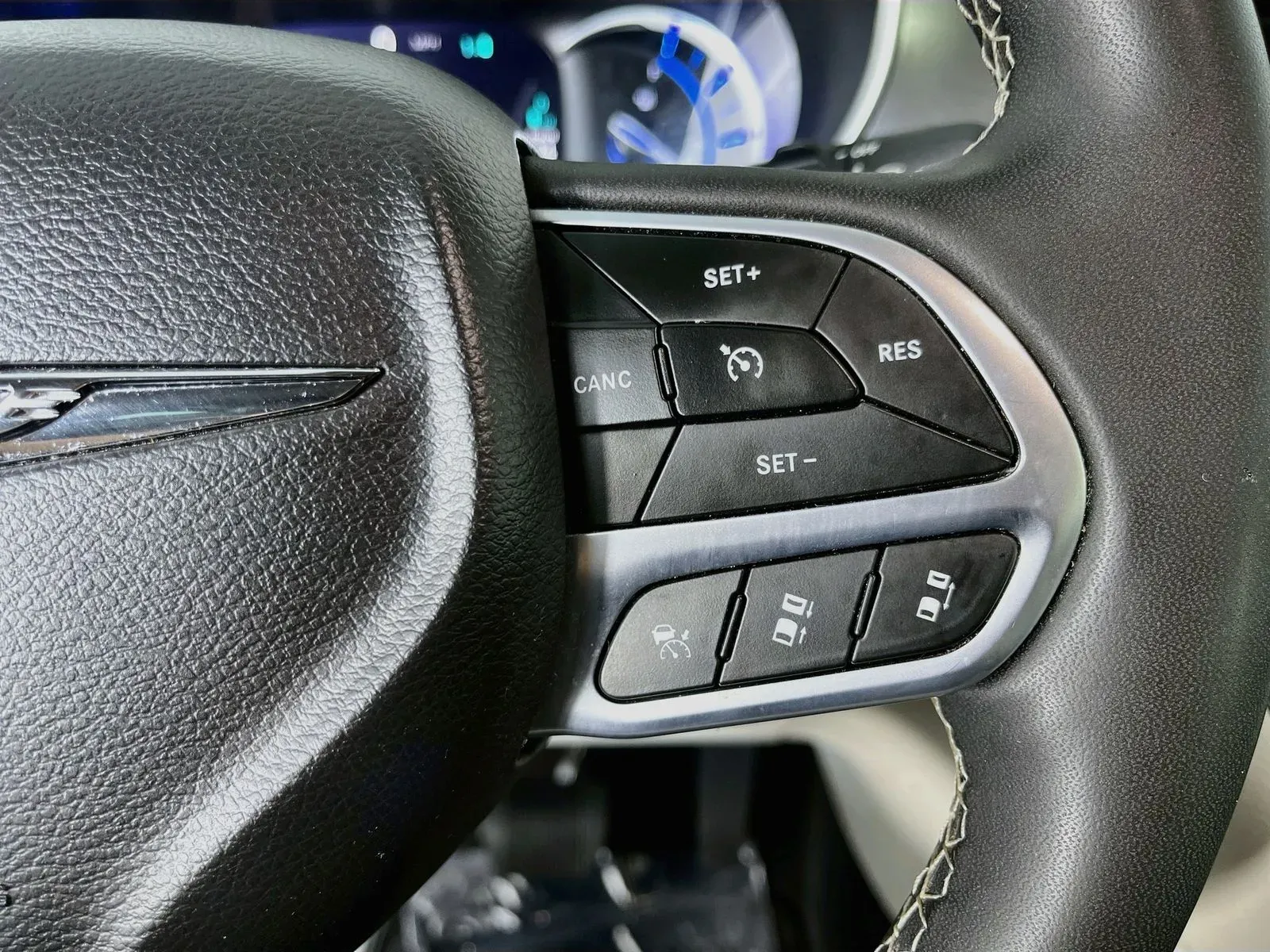 Chrysler Pacifica photo 17