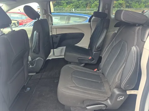 More photos of 2022 Chrysler Voyager LX at Clement Pre-Owned, MO