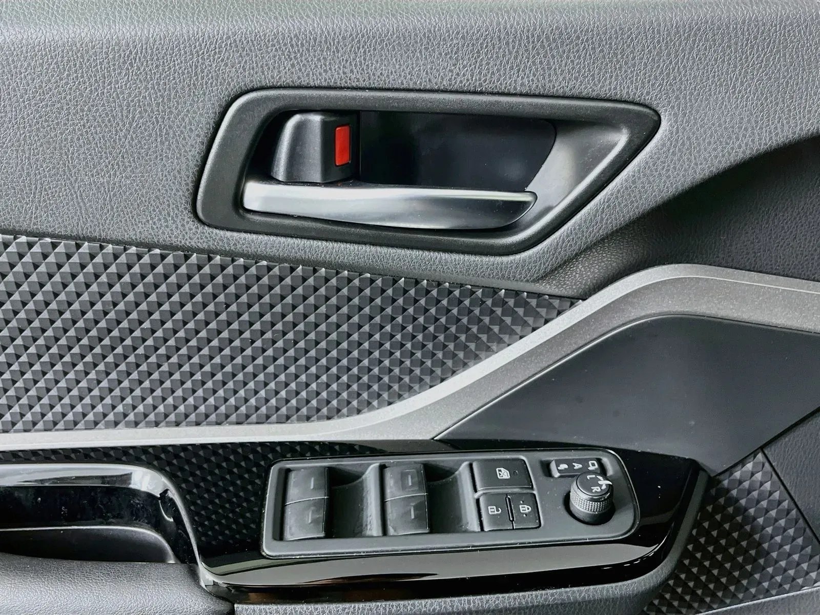 Toyota C-HR photo 24
