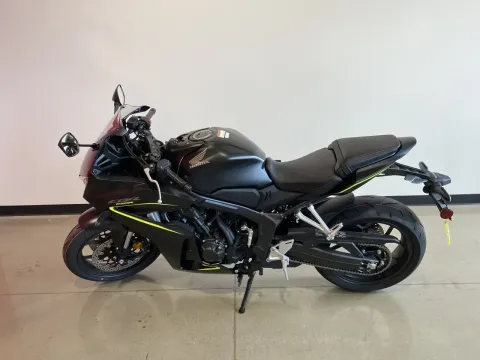 More photos of 2026 HONDA CBR650R E-Clutch at Dell's Honda Powerhouse, MO