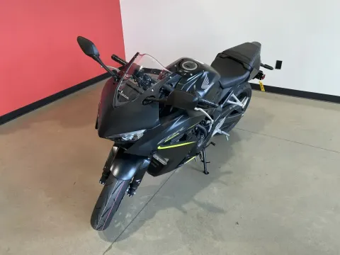 More photos of 2026 HONDA CBR650R E-Clutch at Dell's Honda Powerhouse, MO