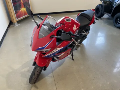 More photos of 2026 HONDA CBR650R E-Clutch at Dell's Honda Powerhouse, MO