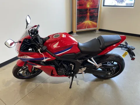 More photos of 2026 HONDA CBR650R E-Clutch at Dell's Honda Powerhouse, MO