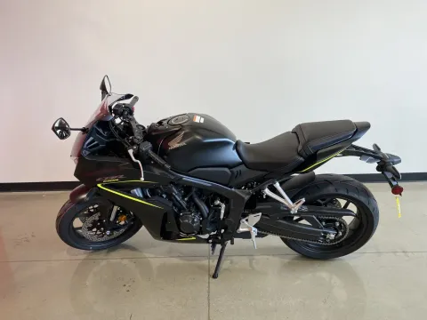 More photos of 2026 Honda CBR650R E-Clutch at Dell's Honda Powerhouse, MO