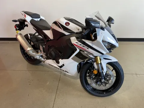 Photos of 2026 Honda CBR1000RR for sale in Grain Valley, MO at Dell's Honda Powerhouse
