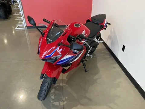 More photos of 2025 Honda CBR500R ABS at Dell's Honda Powerhouse, MO