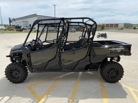 More photos of 2025 Honda Pioneer 1000-6 Crew Deluxe at Dell's Honda Powerhouse, MO