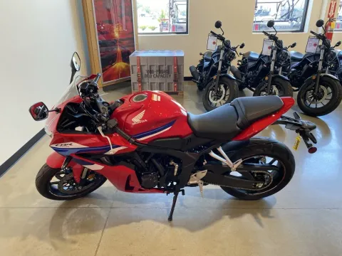 More photos of 2026 Honda CBR650R E-Clutch at Dell's Honda Powerhouse, MO