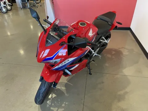 More photos of 2026 Honda CBR650R E-Clutch at Dell's Honda Powerhouse, MO