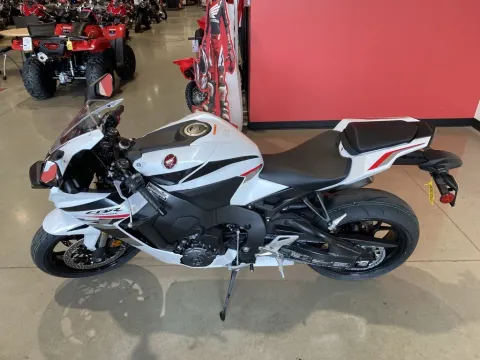 More photos of 2027 HONDA CBR1000RR at Dell's Honda Powerhouse, MO