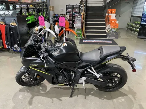 More photos of 2026 Honda CBR650R E-Clutch at Dell's Honda Powerhouse, MO