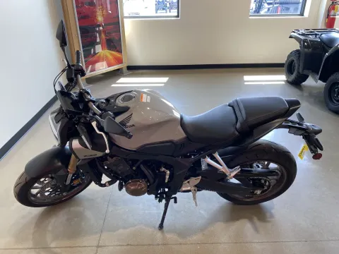 More photos of 2025 Honda CB650R E-Clutch at Dell's Honda Powerhouse, MO