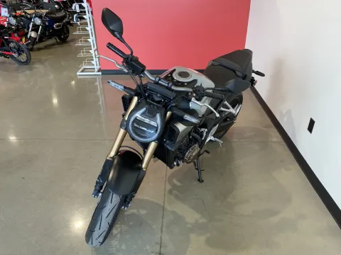 More photos of 2025 Honda CB650R E-Clutch at Dell's Honda Powerhouse, MO