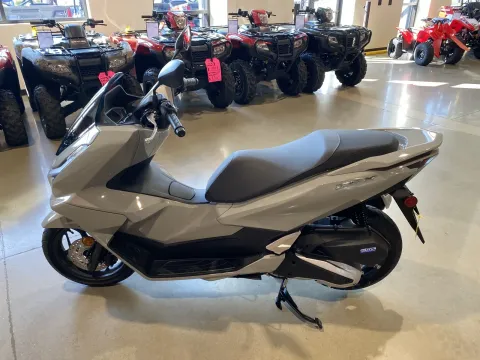More photos of 2025 HONDA PCX ABS at Dell's Honda Powerhouse, MO