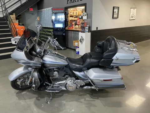 More photos of 2016 Harley-Davidson Road Glide CVO Ultra at Dell's Powersports, MO