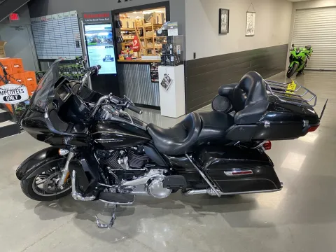 More photos of 2017 Harley-Davidson Road Glide Ultra at Dell's Powersports, MO