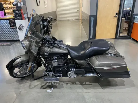More photos of 2014 Harley-Davidson Road King CVO at Dell's Powersports, MO