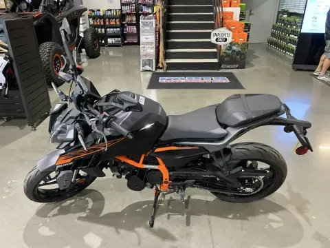 More photos of 2026 KTM Duke 390 at Dell's Powersports, MO