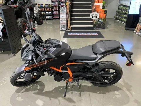 More photos of 2026 KTM Duke 390 at Dell's Powersports, MO