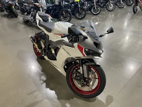 Photos of 2025 Kawasaki Ninja ZX-6R for sale in Grain Valley, MO at Dell's Powersports