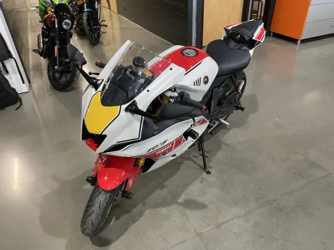 More photos of 2022 Yamaha YZF R7 at Dell's Powersports, MO