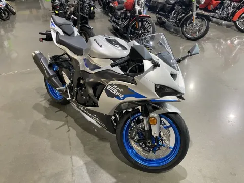 Photos of 2027 Kawasaki Ninja ZX-6R for sale in Grain Valley, MO at Dell's Powersports