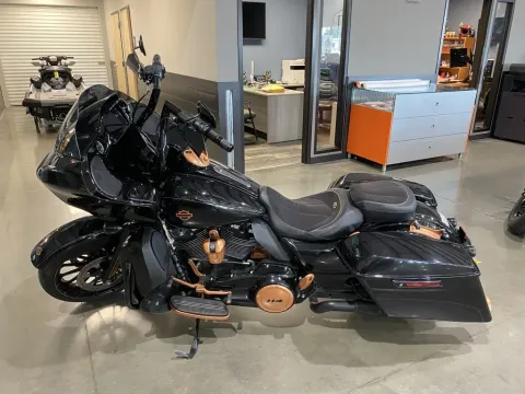 More photos of 2019 Harley-Davidson Road Glide Special at Dell's Powersports, MO