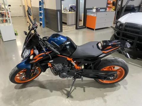 More photos of 2023 KTM Duke 890 R at Dell's Powersports, MO
